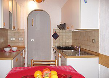 Appartamento a San Giovanni di Fassa - Pozza. Cucina nella mansarda sinistra.
