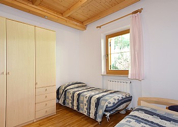 Appartamento a San Giovanni di Fassa - Vigo. CAMERA A DUE LETTI SINGOLI CHE POSSONO ESSERE UNITI PER FORMARE UN LETTO MATRIMONIALE