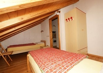 Apartment in San Giovanni di Fassa - Pozza. bedroom with singles beds left attic.