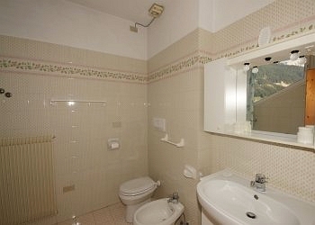 Appartamento a San Giovanni di Fassa - Pozza. Bagno grande, munito di vasca nella mansarda sinistra.

