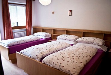 Appartamento a Canazei. Camera con lettone matrimoniale
più letto singolo.

con accesso diretto
ad un bagno(doccia)

con due entrate una comunicante
una separata.