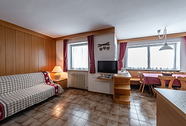 Appartamento a Canazei. il soggiorno con angolo cottura è ampio e luminoso