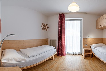 Appartamento a Canazei. seconda stanza con due letti singoli separati e balcone