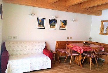 Appartamento a Canazei. mansarda al secondo piano per 4 persone con due stanze da letto, doppi servizi, soggiorno con angolo cottura e due balconi
