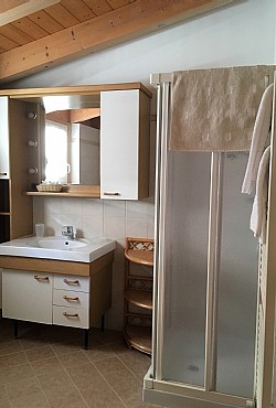 Appartamento a Canazei. bagno grande con lavandino, WC, bidet, doccia e finestra