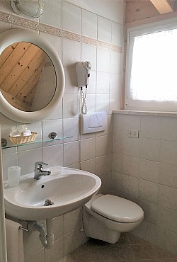 Appartamento a Canazei. stanza da bagno dotata di lavandino, WC, bidet, doccia e finestra