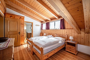 Appartamento a Canazei. la stanza è luminosa e dispone di letto matrimoniale con possibilità di aggiungere un lettino 
