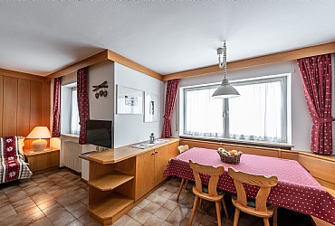 Appartamento a Canazei. appartamento trilocale per 4 persone situato al piano rialzato, dotato di tutti i comfort e composto da due stanze da letto, doppi servizi e balcone sul retro
