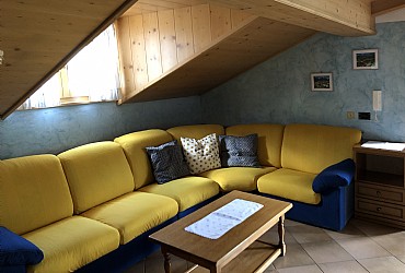 Appartamento a San Giovanni di Fassa - Pozza. APP TIPO 3
E' situato in mansarda, composto da 2 camere da letto (5 posti letto), soggiorno con TV sat e tipica stufa tirolese, cucina con lavastoviglie e piastra vetroceramica, bagno con vasca e doccia, lavatrice, asciugacapelli, cassaforte, balcone.