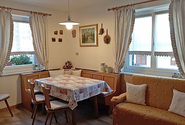 Appartamento a San Giovanni di Fassa - Pozza. Appartamento situato a piano rialzato con ingresso indipendente, da 4/5 persone, soggiorno/cucina, 2 stanze da letto, ampio bagno e ingresso.