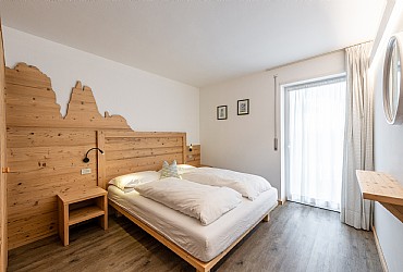 Appartamento a Canazei. stanza spaziosa con letto matrimoniale e balcone