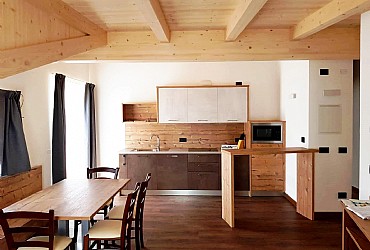 Appartamento a San Giovanni di Fassa - Vigo. ----- ----- ----- ----- ----- ----- ----- ----- ----- ----- -----
Appartamento N1
Appartamento di circa 60 mq con
2 camere da letto con 2 letti, 2 bagni ,
soggiorno con angolo cottura dotato di stoviglie,
tavolo e divano. Pavimenti in PVC.
Due balconi con vista panoramica.
Posto auto davanti casa