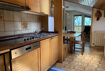 Appartamento a Penia di Canazei. L'appartamento si trova al secondo piano mansardato di circa 65 mq. ed è
composto da n. 2 camere da letto di cui una matrimoniale e una a 2 letti,
cucina attrezzata, soggiorno, balcone, bagno con doccia.