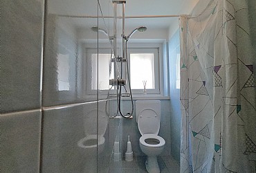 Apartment in Canazei. Small bathroom with shower.