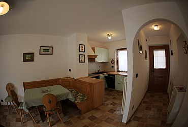 Appartamento a San Giovanni di Fassa - Vigo. Appartamento di tipo A: due camere da letto, soggiorno con divano letto doppio e TV satellitare, Smart TV, angolo cottura , doppi servizi ed ampio balcone.
Ampio tavolo dove si può mangiare in compagnia e dove si possono condividere tanti giochi con famigliari ed amici.
Angolo cottura con frigorifero e congelatore, forno elettrico e cucina in vetroceramica.
Cucina ben fornita con tutto l'indispensabile per i posti letto disponibili nell'appartamento