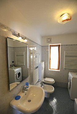 Appartamento a San Giovanni di Fassa - Vigo. Ampio bagno con vasca da bagno e lavatrice
