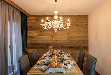 Appartamento a Moena. Masarda, ingresso principale al primo piano e poi scale.
Cucina attrezzata con piastra ad induzione, lavastoviglie,
frigorifero, macchina del caffè Nespresso con diversi tipi di cialde,
bollitore con selezione di the, infusi e tisane.
Sala da pranzo (open space con la cucina) con cantina bottiglie
(circa 40 etichette Trentine tra analcolici, spumanti, vini, birre,
grappe e liquori), terrazzino.
Salotto TV con abbonamento ai pacchetti Sky Cinema, Sport ed
Intrattenimento.
Camera matrimoniale con cassaforte.
Cameretta doppia.
Bagno finestrato con doccia, phon, piastra per capelli e set di
cortesia alle erbe alpine.
WI-FI IN TUTTI I LOCALI.
Arredamento e rivestimenti in abete vecchio scuro.
Tessuti di Loden austriaco.