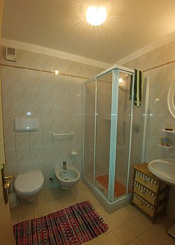 Appartamento a San Giovanni di Fassa - Pozza. Bagno con cabina doccia e lavatrice