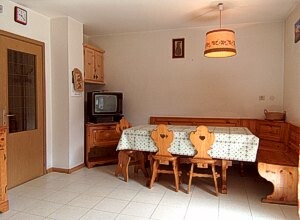 Appartamento a San Giovanni di Fassa - Vigo. La cucina è ampia e confortevole. dotata di ogni supellettile indispensabile. 
Può ospitare comodamente 8 persone. 
Dispone di un forno elettrico, cucina a gas,forno a micro-onde,un ampio frigorifero e di un ripostiglio.