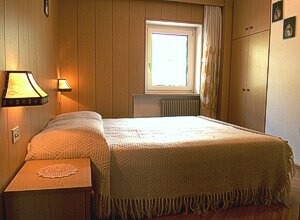 Apartamncie - San Giovanni di Fassa - Vigo. Hay tres dormitorios dobles, con tres baños. 
En una habitación hay la posibilidad de ampliar otros dos camas individuales.