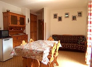Casa Gotart - Questo è un appartamento da 2 a 4 posti letto. 
La cucina è dotata di ogni supellettile ;cucina a gas,frigorifero,forno- elettrico,tavolo per quattro persone, divano e televisore a colori.