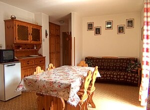 Apartment in San Giovanni di Fassa - Vigo. This is a flat 2 to 4 beds. 
The kitchen is equipped with all supellettile; gas cooker, fridge, oven-electric, table for four persons, sofa and CTV.