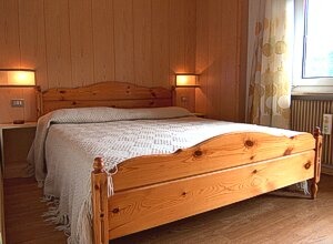Apartamncie - San Giovanni di Fassa - Vigo. El dormitorio está el dormitorio, y hay también que quieren extender a otros dos camas individuales.