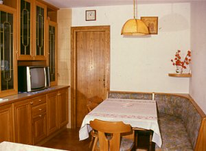 Appartamento a Moena. L'appartamento posto al piano terra con una superficie di circa 52 m² è composto da una stanza matrimoniale ed una doppia, una stanza da bagno con servizi, vasca/doccia e lavatrice. Cucina unita al soggiorno con TV, ed una piccola dispensa.
