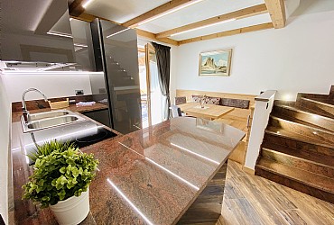 Appartamento a San Giovanni di Fassa - Pera. APPARTAMENTO GARDECCIA

Disposto su due livelli (primo piano e secondo piano), può ospitare comodamente 4 persone (2 camere e 2 bagni) è caratterizzato da un incrocio di stili, rustico abbinato ad una cucina in stile moderno.

-Zona giorno con balcone, formata da un unico ambiente, cucina in stile moderno, attrezzata con lavastoviglie, frigorifero con freezer, piano cottura ad induzione, forno tradizionale. Soggiorno in stile rustico. Un bagno (con finestra) e box doccia, Sgabuzzino con lavatrice, aspirapolvere, asse e ferro da stiro.
-Zona notte composta da una camera matrimoniale con balcone, una camera con letto ad una piazza e mezza e letto singolo. Un bagno (con finestra) e box doccia.
