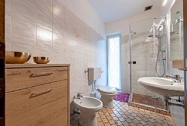Apartment in Canazei. BATHROOM WITH SHOWER