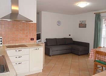 Appartamento a Canazei. ...I soggiorni sono tutti davvero ampi e soleggiati e hanno almeno un balcone che si sporge sul giardino fornito di sdraio per rilassarsi al sole