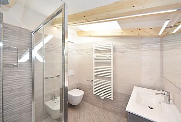 Appartamento a Campitello di Fassa. SECONDO PIANO. Bagno con doccia