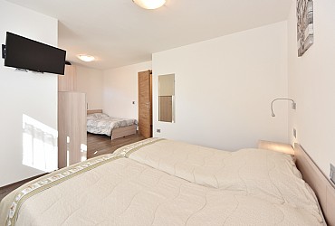 Appartamento a Campitello di Fassa. PRIMO PIANO. Camera matrimoniale ( con letti separabili) con tv e terzo letto .