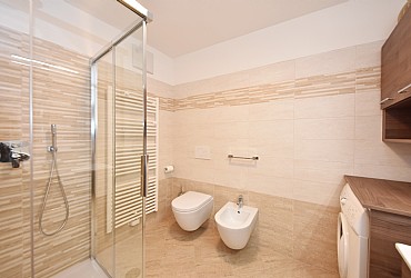 Appartamento a Campitello di Fassa. PRIMO PIANO. Bagno con doccia e lavatrice.