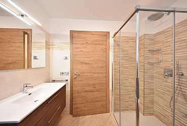 Appartamento a Campitello di Fassa. PRIMO PIANO. Bagno con doccia e lavatrice.