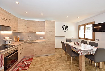 Appartamento a Campitello di Fassa. PIANO RIALZATO. Openspace cucina/salotto