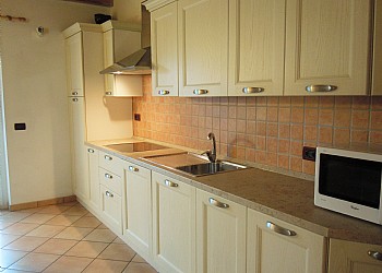 Appartamento a Canazei. ...sono dotate di tutti i confort...
Le cucine recentemente ristrutturate sono ben fornite e dotate di lavastoviglie, piastre elettriche, forno a microonde, melitta per caffè americano...