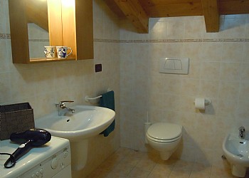 Appartamento a Canazei. Tutti i bagni hanno i servizi sospesi e sono completi di lavatrice e asciugacapelli...