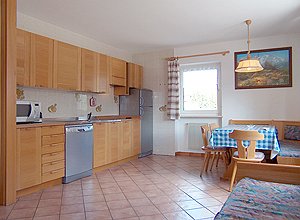 Appartamento a San Giovanni di Fassa - Vigo. Appartamento B.
E' posto al piano rialzato. Dispone di ampio soggiorno con angolo cottura fornito di piastra elettrica, forno microonde, lavastoviglie e frigo con congelatore.
