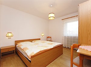 Appartamento a San Giovanni di Fassa - Vigo. L'appartamento è comodo per 4/5 persone. Dispone di due stanze matrimoniali, con possibilità di aggiunta del 5^ letto in una delle stanze.