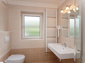 Appartamento a San Giovanni di Fassa - Vigo . Il bagno, completamente ristrutturato, con box doccia, phon e lavatrice, risulta funzionale e confortevole.