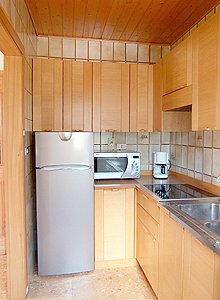Appartamento a San Giovanni di Fassa - Vigo . Il soggiorno con angolo cottura è finemente rifinito e molto confortevole. E' fornito di lavastoviglie, forno microonde, piastre elettrche e frigo con congelatore.
