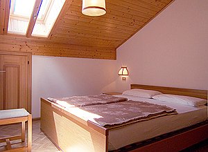 Appartamento a San Giovanni di Fassa - Vigo . Ci sono due stanze con lucernario. Una dispone di letto matrimoniale, l'altra ha due letti separati (non a castello).