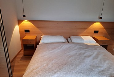 Appartamento a Soraga di Fassa. La seconda camera, con eventuale ingresso indipendente, ha letti separati per cui è possibile allestirla sia con letto matrimoniale che con letti singoli. Vista panoramica sull'Alpe di Lusia e verso il paese di Soraga di Fassa.