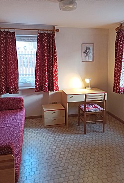 Appartamento a San Giovanni di Fassa - Pozza. Salotto con divano letto al primo piano.