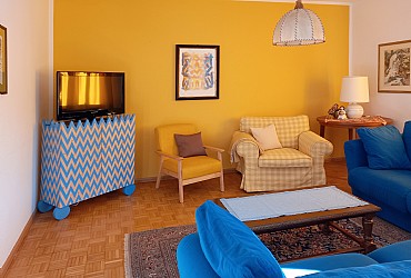 Condominio Zorzi - L’appartamento di 100 mq si trova al 1° piano e dispone di tre stanze da letto per 6/7 persone, ampio soggiorno, cucina abitabile, due bagni, tre balconi.Vi sono naturalmente lavatrice e televisore.