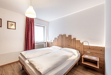 Appartamento a Canazei. nell'ampia camera con letto matrimoniale vi è spazio per un lettino da bimbo