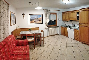 Appartamento a Mazzin di Fassa. L'appartamento è composto da:
una camera matrimoniale;
una camera doppia con letti accostabili;
soggiorno con angolo cottura e divano-letto singolo;
bagno con doccia e lavatrice;
balcone e posto auto esterno.