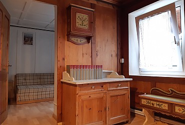 Appartamento a Canazei. Dettaglio di alcuni elementi d'arredo originali appartenenti alla tradizione ladina.