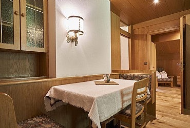 Residence a Canazei. Appartamento di c.ca 50 mq., posto al 2° piano a Nord-Ovest, in parte a mansarda, con poggiolo. Camera con letto matrimoniale di m. 2,10x2, armadio con porte scorrevoli, comodini, specchiera. Soggiorno con armadio/letto e divano letto estraibili, tavolino, poltrona, angolo pranzo. Cucina completa di forno a convenzione, frigorifero, lavastoviglie. Guardaroba, TV colore, cassaforte, telefono e citofono porta. Bagno completo di vasca, box doccia, lavabo, specchiera, BD e WC. Tutti i soffitti sono rivestiti in rovere chiaro.